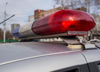 В Пензе покупатели вышли из магазина, разбив стекло.ВИДЕО