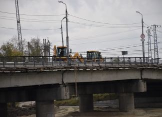 На Бакунинском мосту начали срезать асфальт