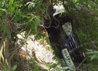 В Пензе автокран столкнул легковушку в кювет 