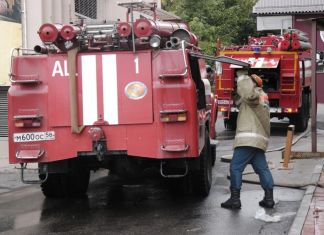 В Пензенской области из пожара на складе спасли мужчину