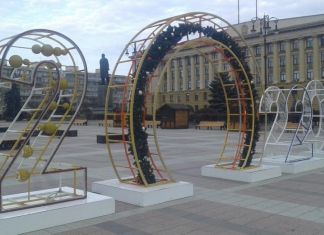 ﻿На площади Ленина установили новогоднюю инсталляцию «2020«
