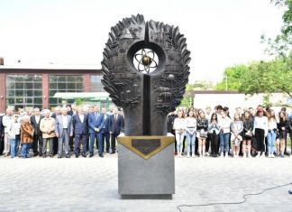 В Заречном открыли новый памятник "Созидателям завода и города"