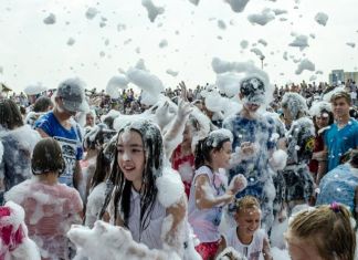 Море пены и огней: пензенцы широко отметили день рождения Спутника