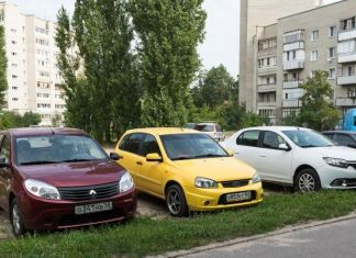 В Заречном выявили 12 автовладельцев, паркующих машины на газонах