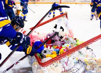 «Дизель» попросил бросать на лед упакованные игрушки