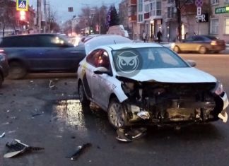 В центре Пензы столкнулись «Яндекс.Такси» и иномарка