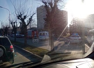 Возле здания администрации появились сотрудники полиции, МЧС и кинологи с собаками