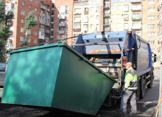 Губернатор потребовал усилить работу с неплательщиками по вывозу мусора