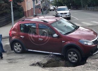 В центре Пензы Renault провалился в яму.ВИДЕО 