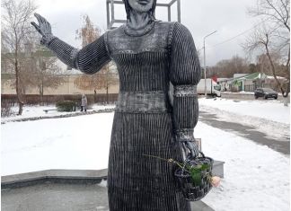 В Нововоронеже демонтируют памятник Аленке