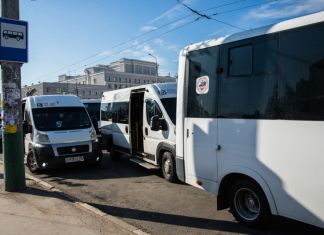 В Пензе маршрутка чуть не сбила женщину на пешеходном переходе.ВИДЕО