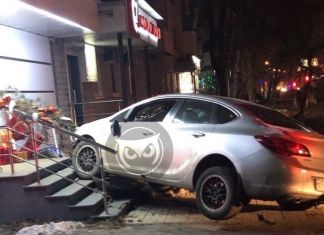 ﻿﻿"Opel Astra" врезалась в крыльцо магазина на Кулакова