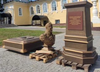 На Соборную площадь привезли памятник Александру I