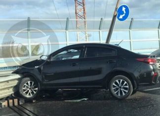 На Измайловском путепроводе иномарка влетела в отбойник