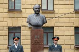 В Пензе возле здания правительства установили памятник Борису Зубкову