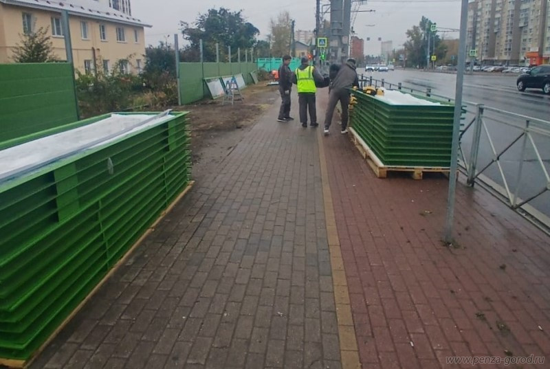 В Терновке монтируют новые защитные экраны вдоль дороги