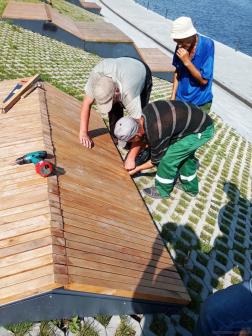 На набережной Суры восстановили деревянный лежак