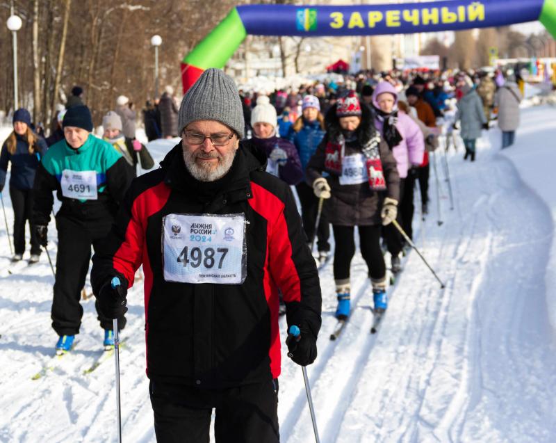 В Заречном на «Лыжню России-2024» вышли профессионалы и любители