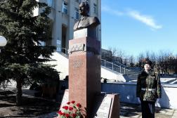 В Пензе открыли памятник бывшему руководителю области Льву Ермину