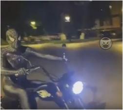 В Пензе Человек-паук прокатился на мотоцикле в сквере «Копилка пословиц»