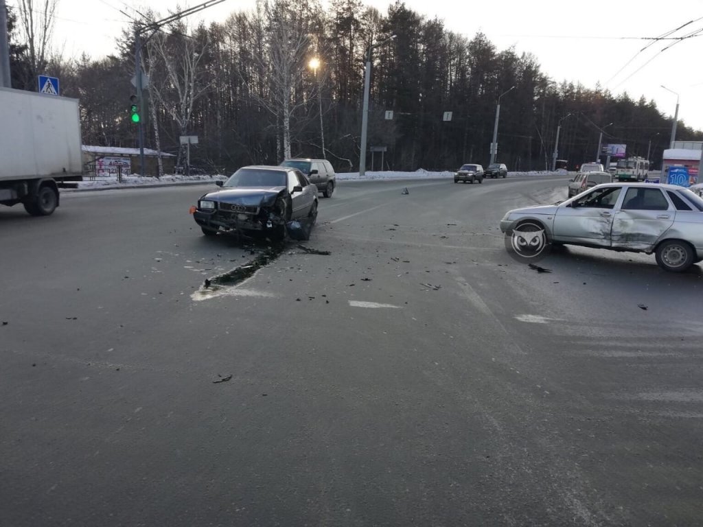 В Пензе на Окружной столкнулись «Audi» и «Lada»