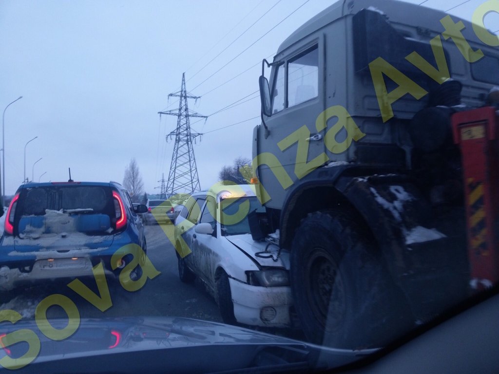 В Пензе легковушка врезалась в грузовик. ФОТО