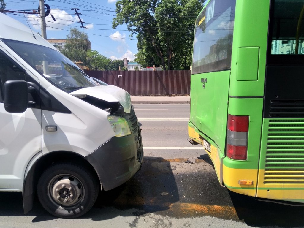 На перекрестке Кирова и Горького маршрутка въехала в автобус